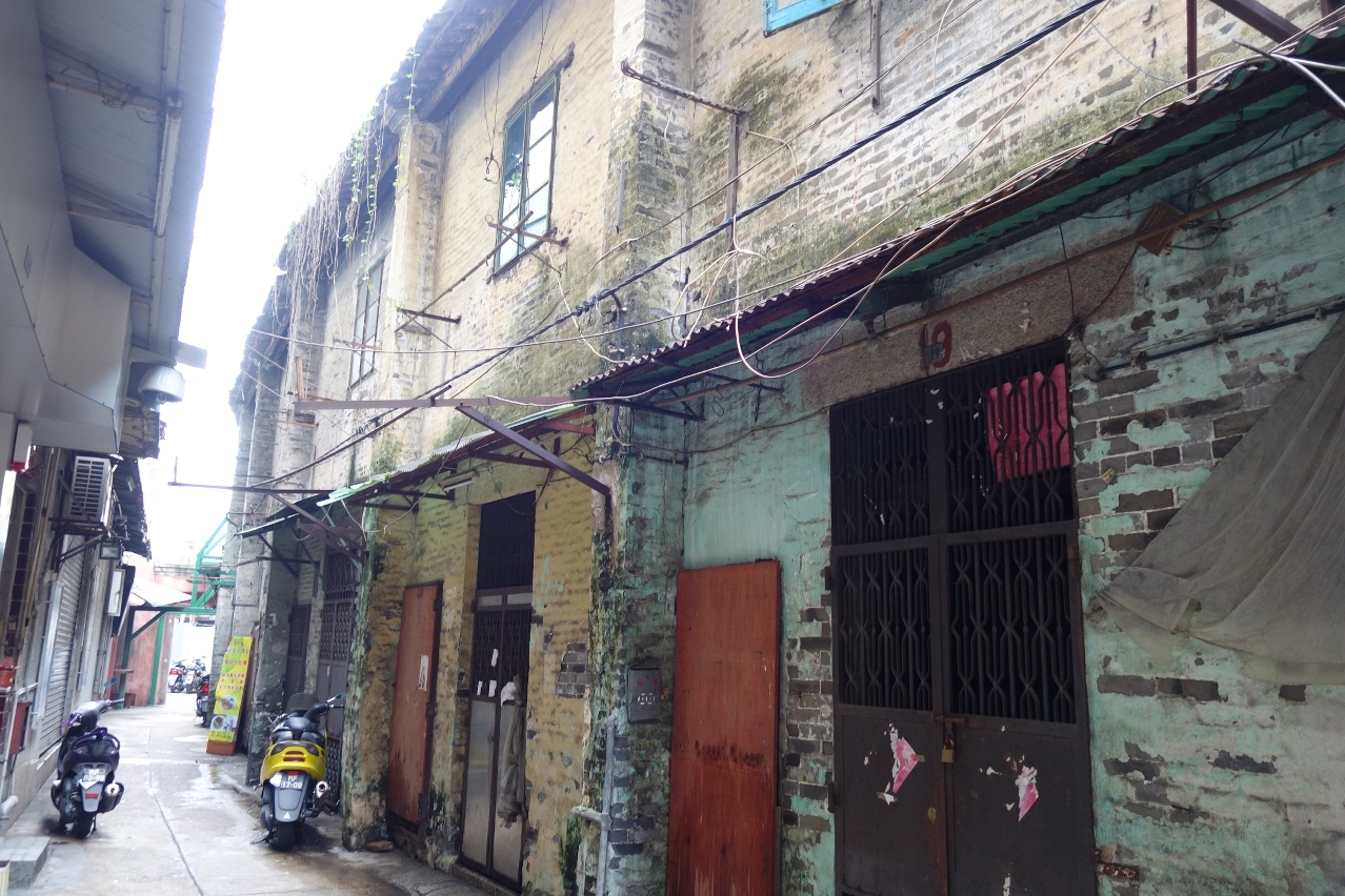綠豆圍貫通河邊新街及下環街，屬中式傳統“圍”、“里”的聯排式建築。
