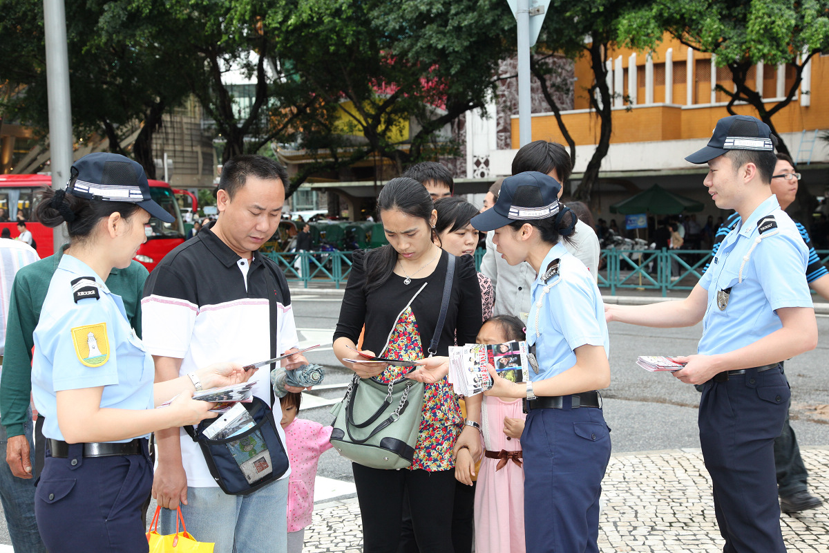 遊客停駐聽取宣傳隊的提醒