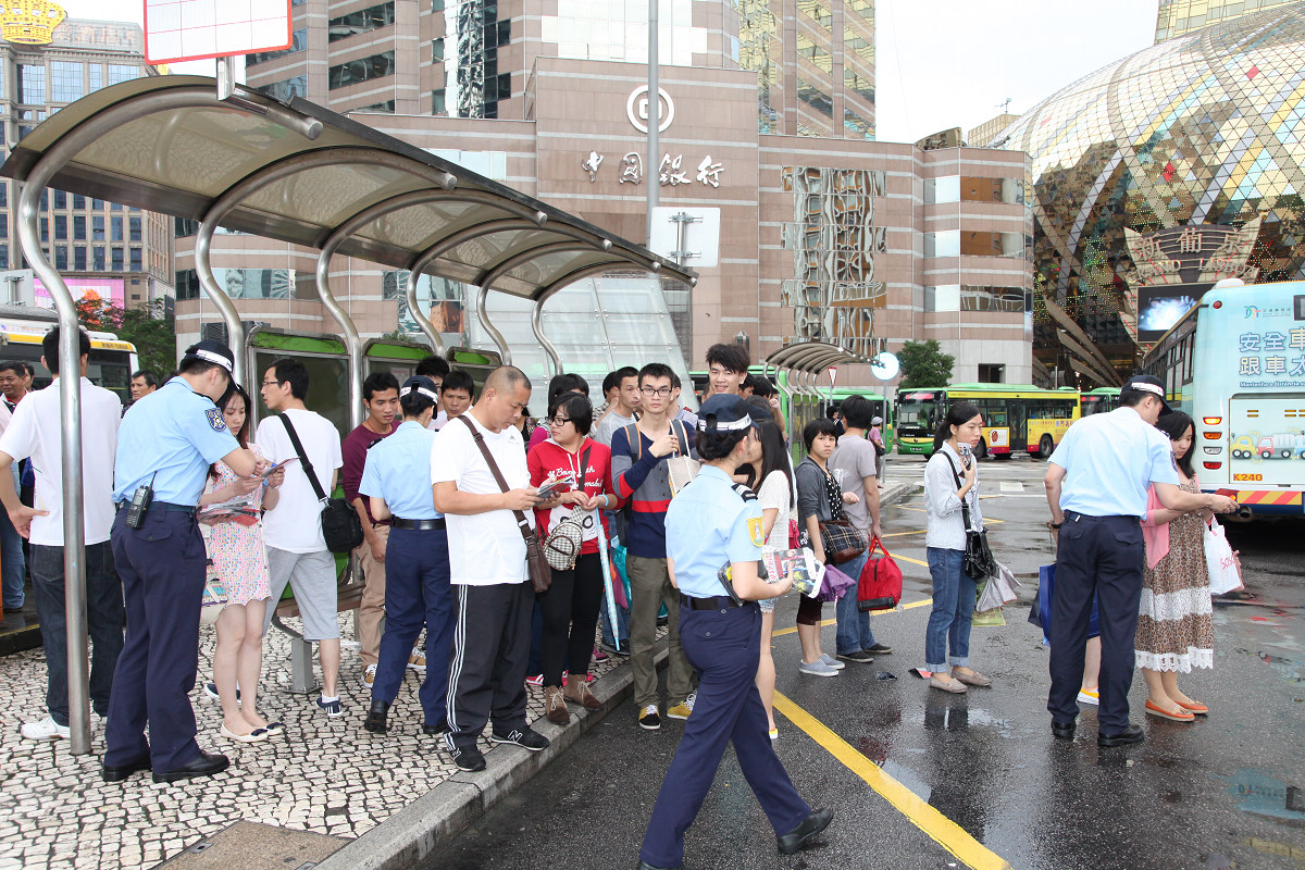 警方提醒市民乘搭公交時應慎防扒手