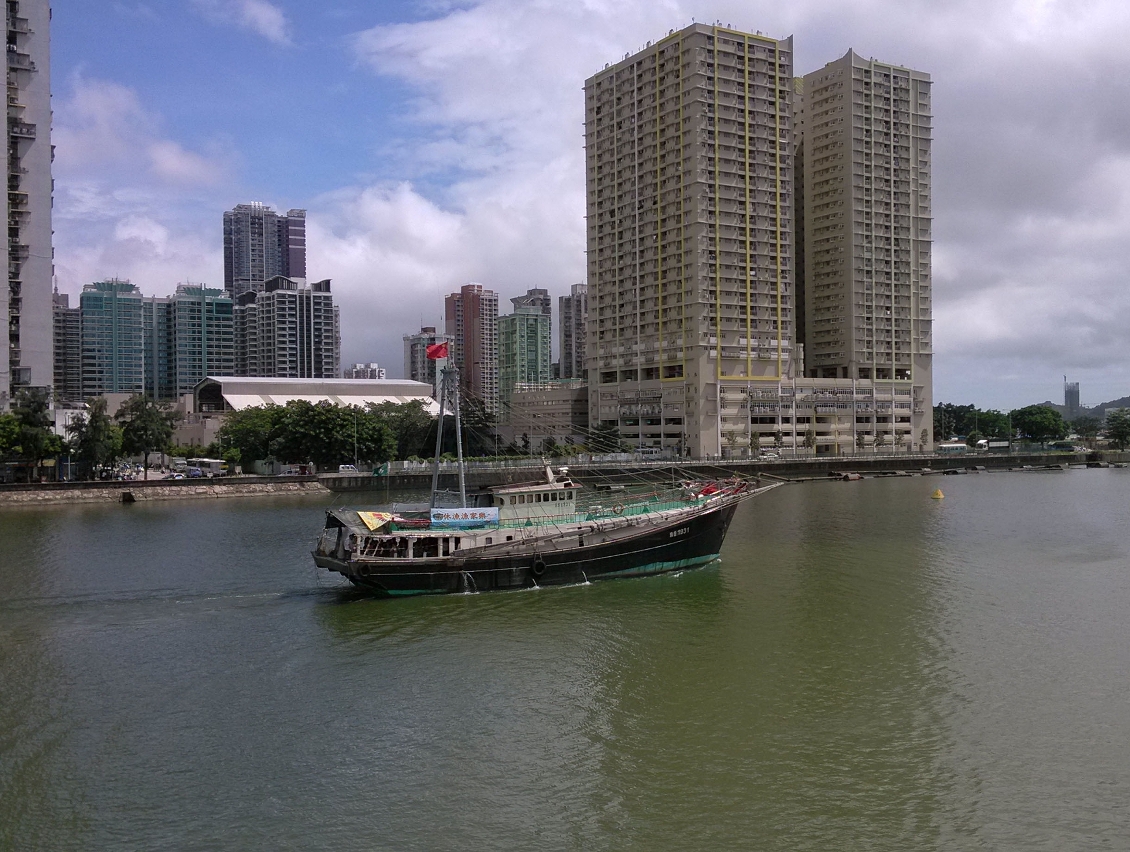漁舟啟航，乘風破浪