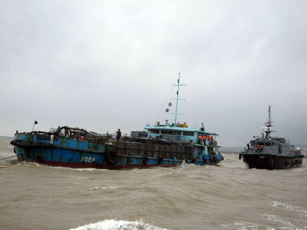 “海關輪 A3”趕到現場救援