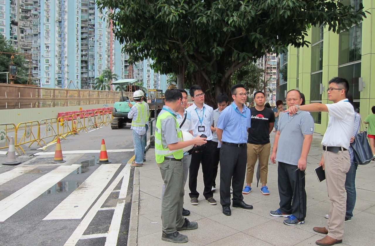 輕軌社區小組到運動場道視察重鋪路面工程
