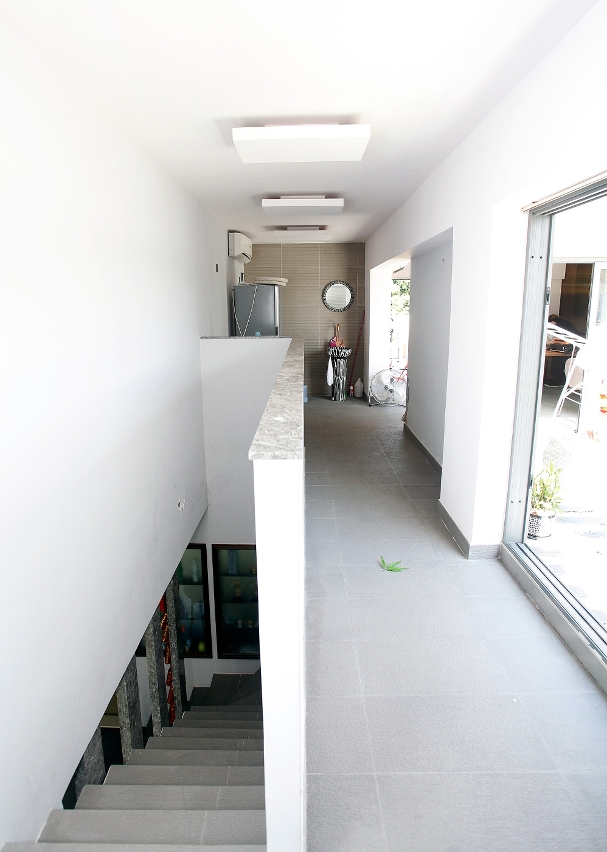 該頂層單位內建有樓梯直通僭建天台屋