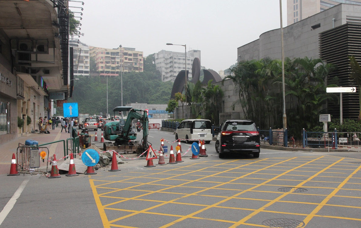 何賢公園路段正進行交通燈管線鋪設工作