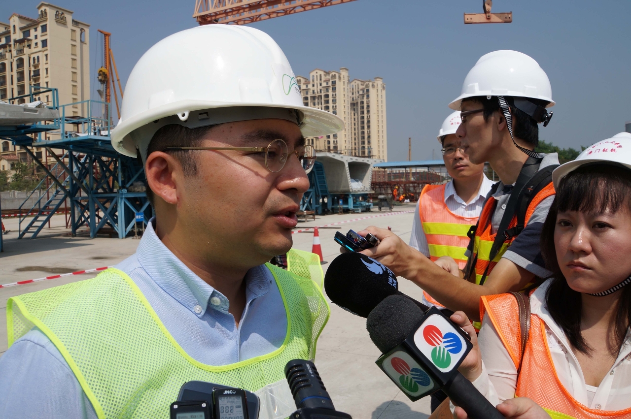 運輸基建辦公室副主任李安德向傳媒介紹輕軌建設情況