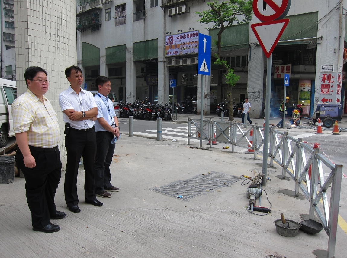 交通事務局局長汪雲、交通廳警司蕭偉年及道路工程處代充處長彭鑑森視察學校周邊優化工程進度