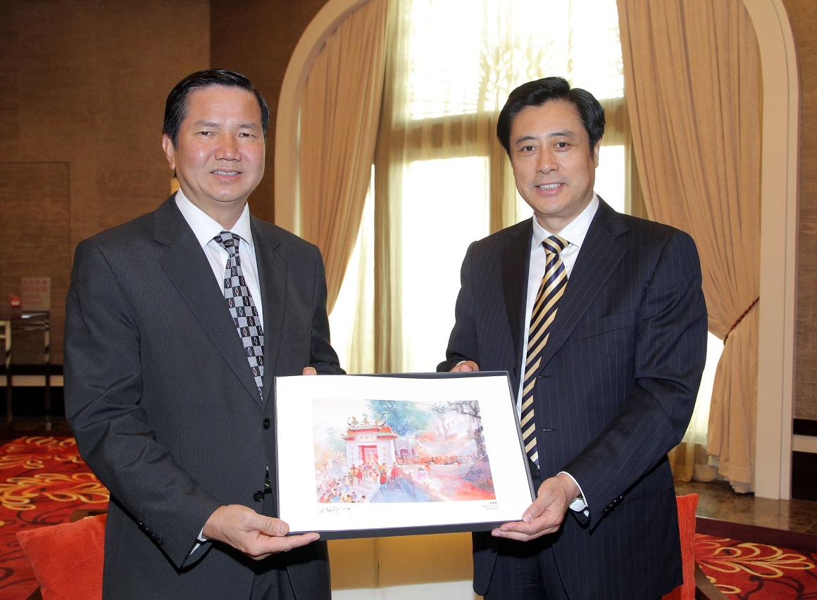 張裕司長向董偉副部長致贈紀念品