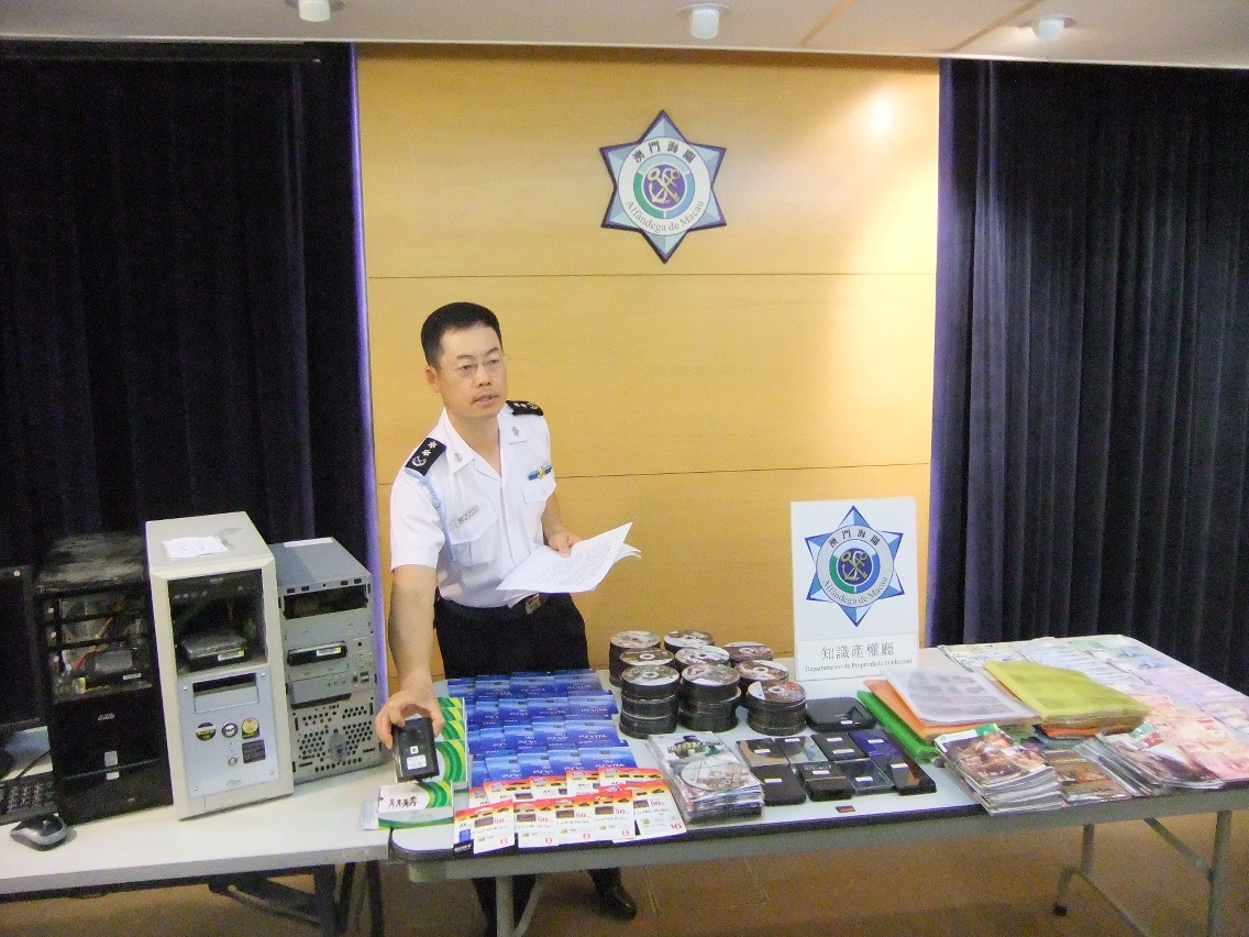 海關搗破售賣盜版海關發言人正展示涉嫌侵權的外置遊戲機硬盤