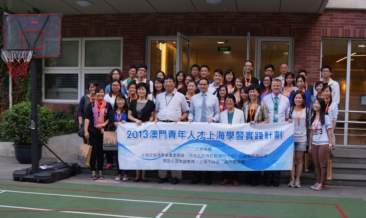 參觀包玉剛實驗學校並與上海市政協委員、包玉剛實驗學校副理事長蘇文駿合照