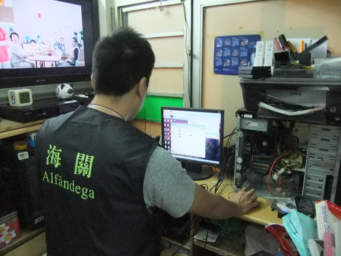 海關搗破售賣盜版軟件遊海關知識產權廳偵查人員在現場作電腦搜證工作