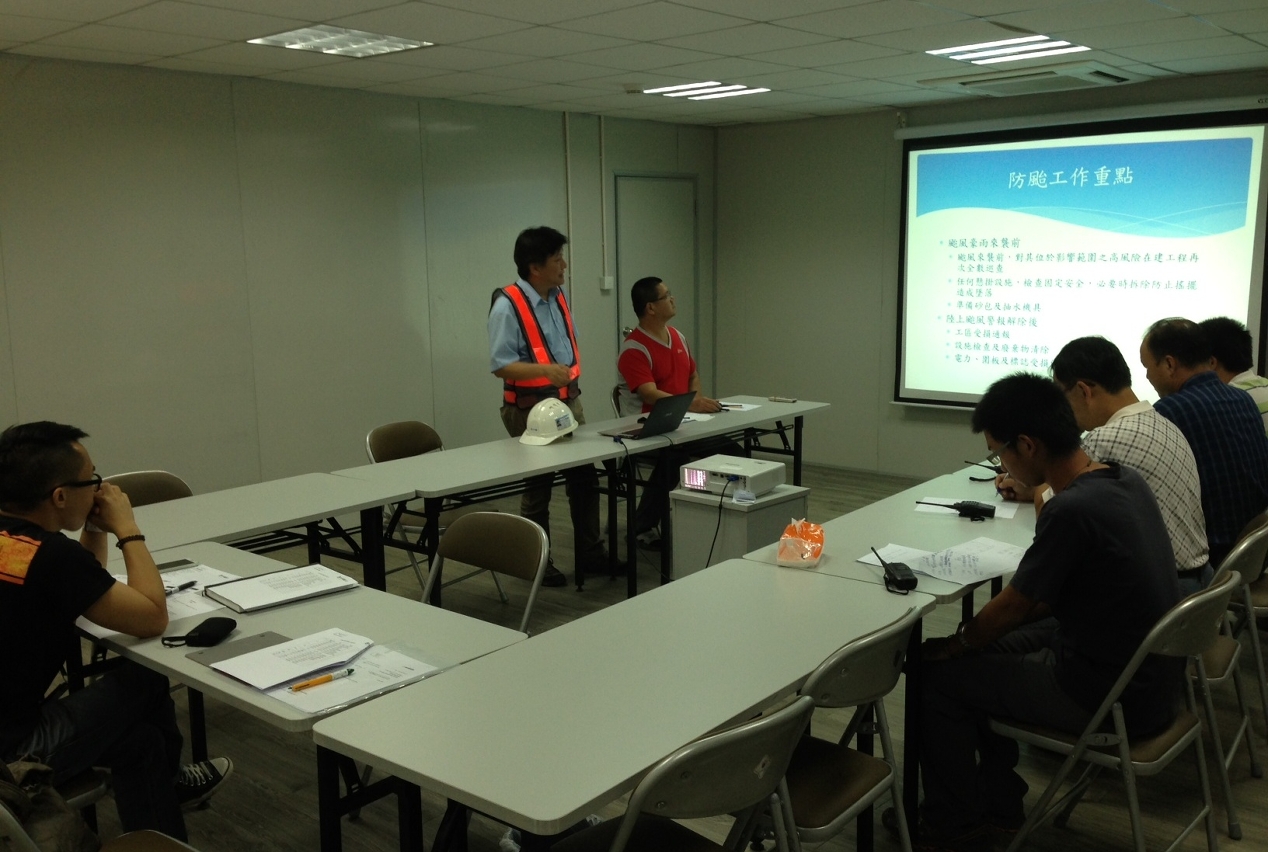 施工單位向工人講解演習安排