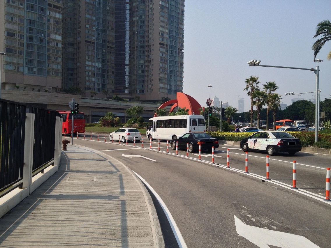 友誼圓形地設置一獨立左轉車道讓車輛可以直接由友誼橋大馬路左轉入東北大馬路