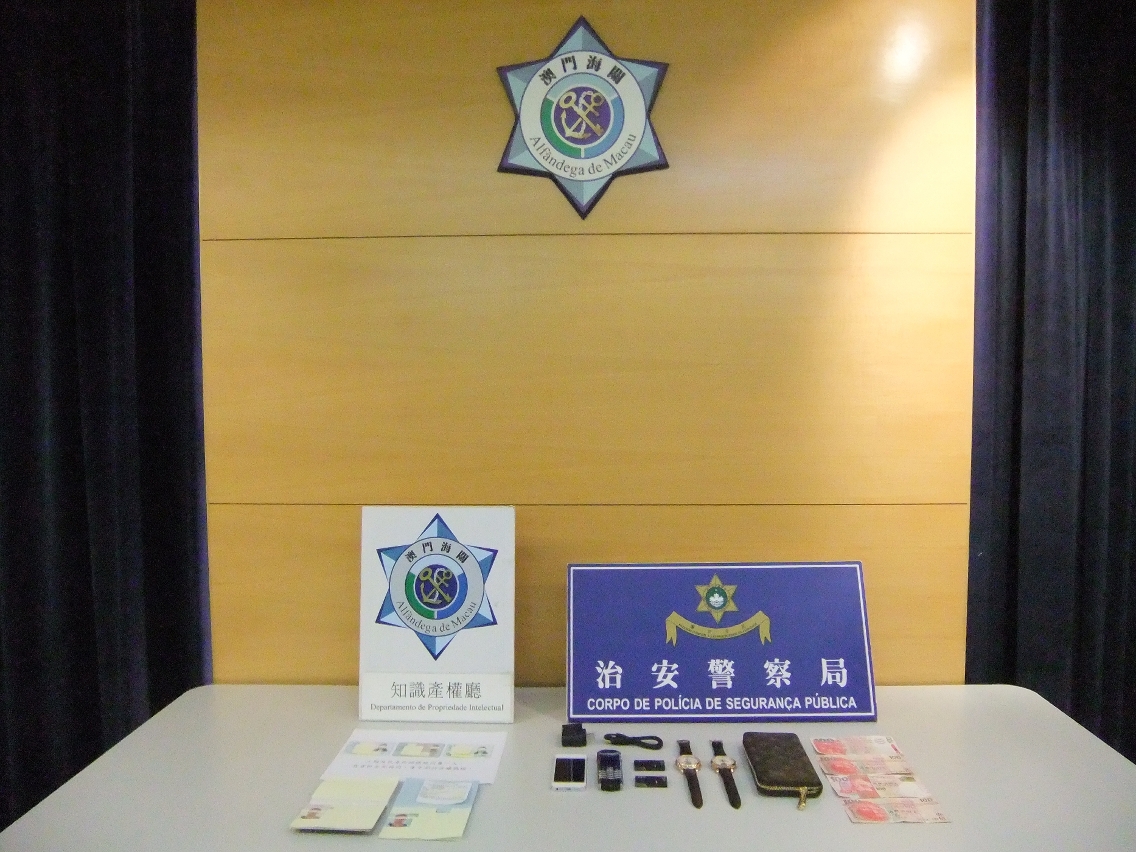 海關治安警聯合執法查扣的偽冒貨品和證物