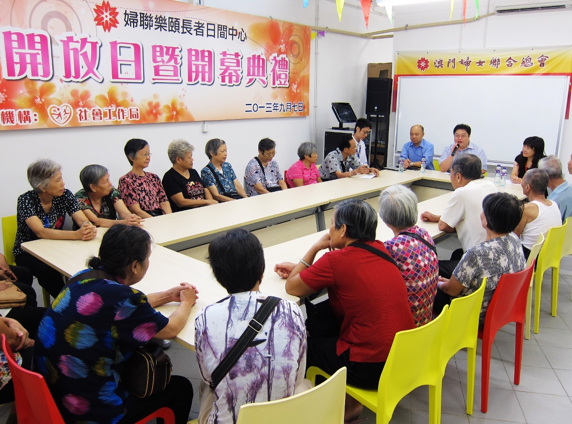 交通事務局局長汪雲聽取石排灣長者對區內交通問題意見