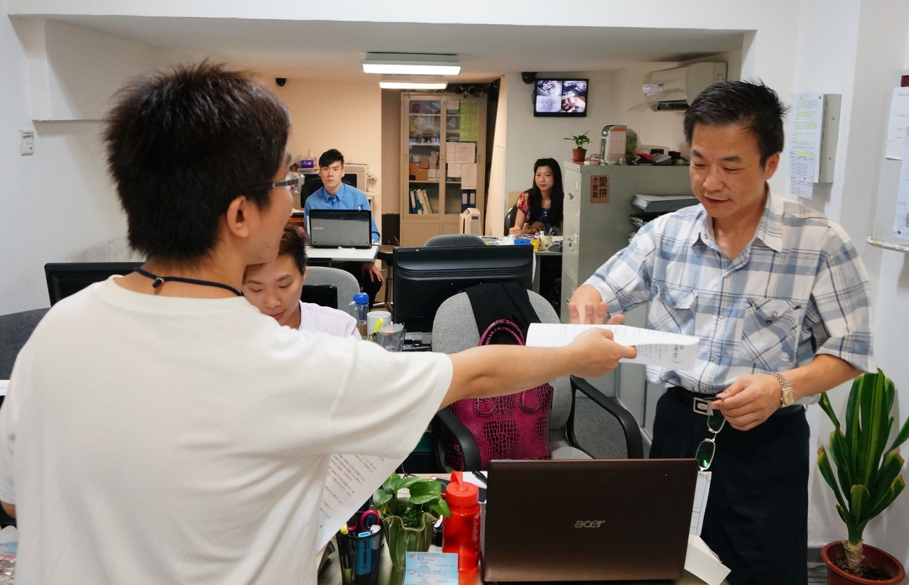 房屋局人員向房地產中介公司派發房地產中介人須知