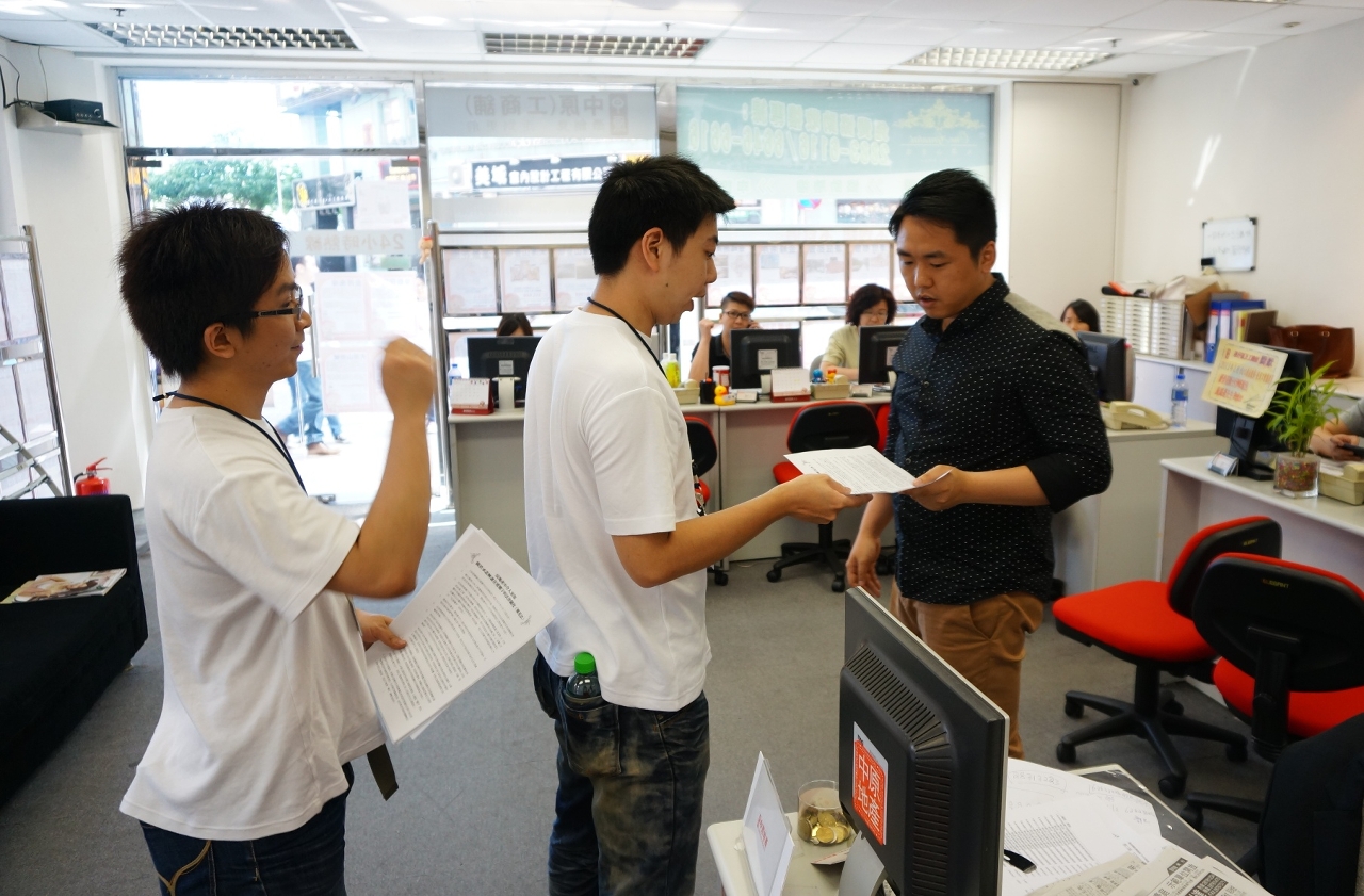 房屋局人員向房地產中介公司派發房地產中介人須知