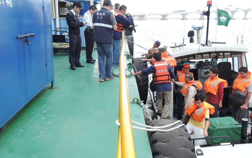 “港巡1號”將船員安全移送外港客運碼頭休息