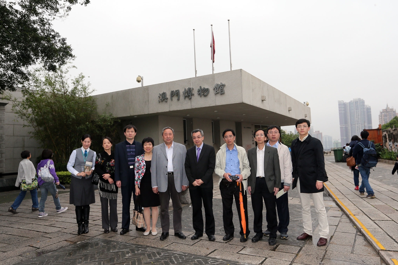 周和平及同行人員由澳門博物館館長陳迎憲陪同參觀