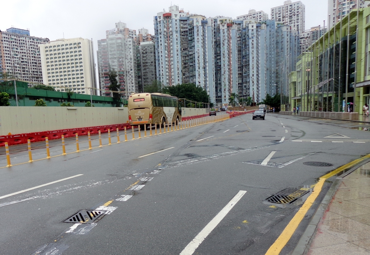施工單位周五起先平整近運動場一側道路
