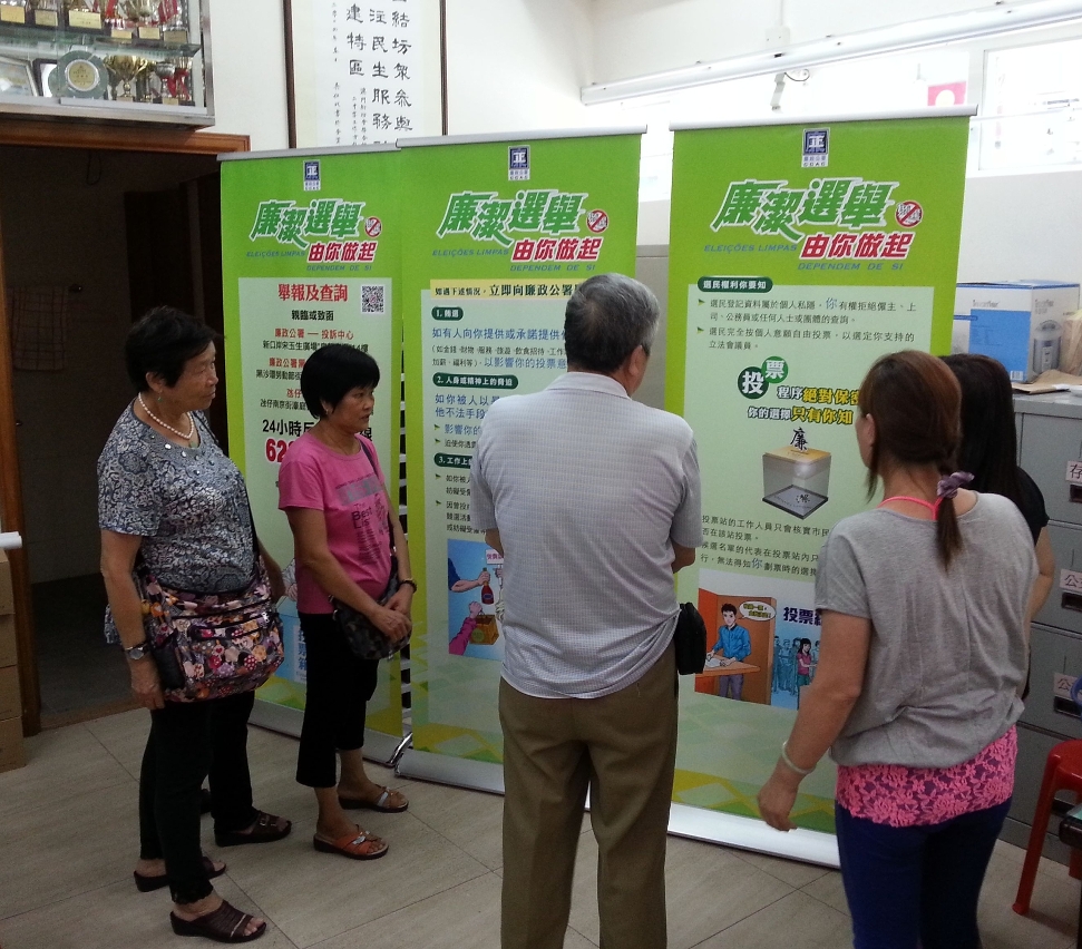 市民細閱社區巡迴展板內容