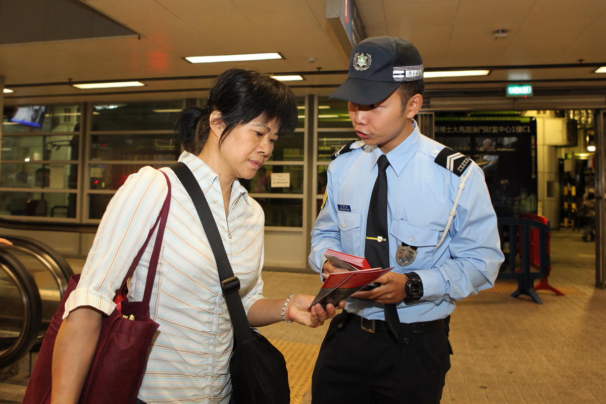 向市民派發防扒宣傳單