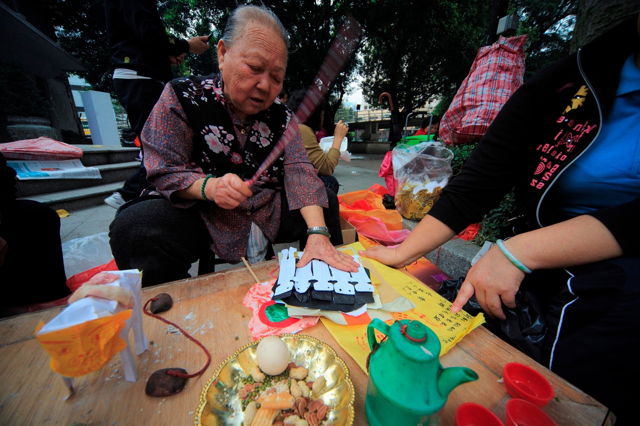 蓮峰廟，驚蟄祭白虎打小人