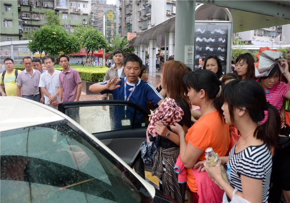 交通事務局稽查人員協助維持秩序