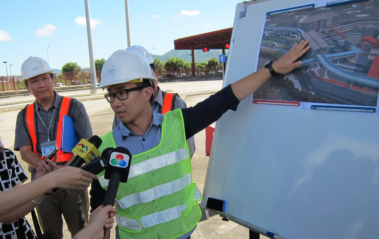 運建辦代表現場介紹拆卸天橋安排