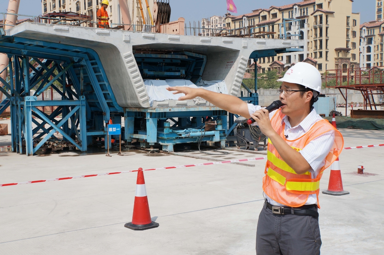 輕軌氹仔口岸段承建單位項目副經理李志輝介紹高架橋預製件生產流程