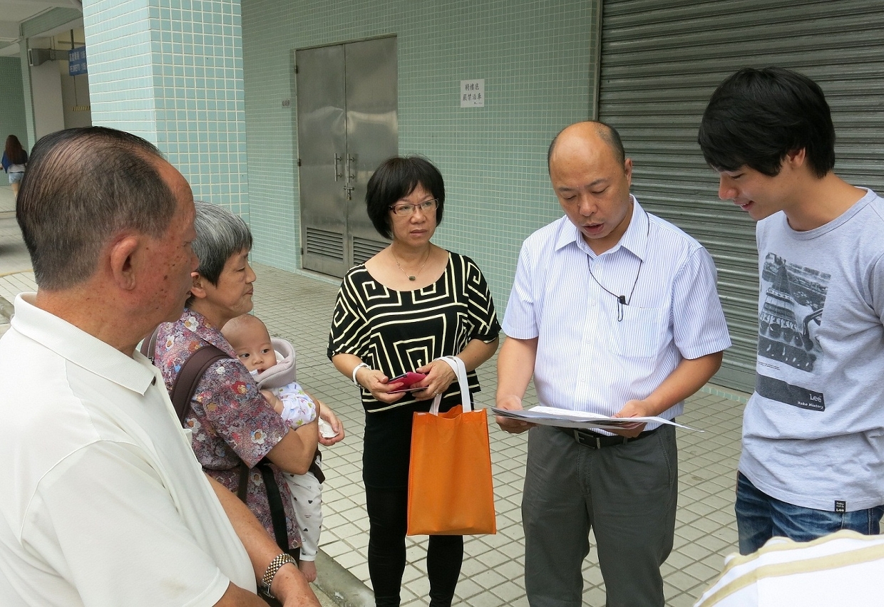 運輸管理處盧毅華處長聽取坊會代表對新增設巴士站的意見