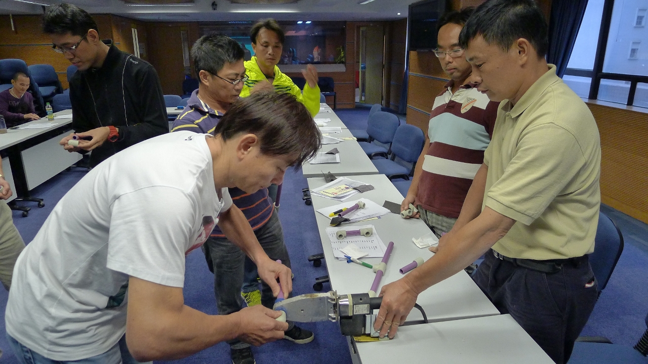 學員在工作坊上進行了再生水水管的接駁實務操作