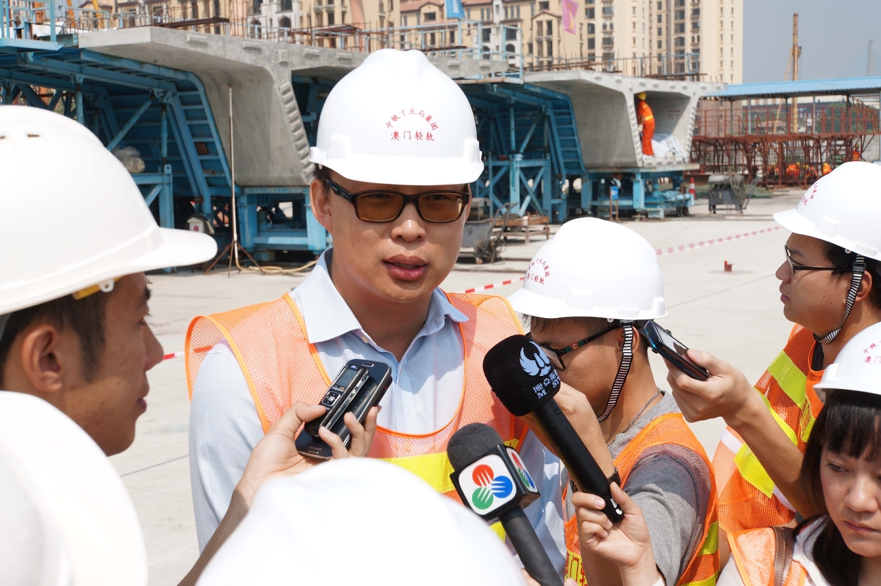 輕軌氹仔口岸段承建單位項目副經理蘇博向傳媒介紹預製件生產及路段建設情況