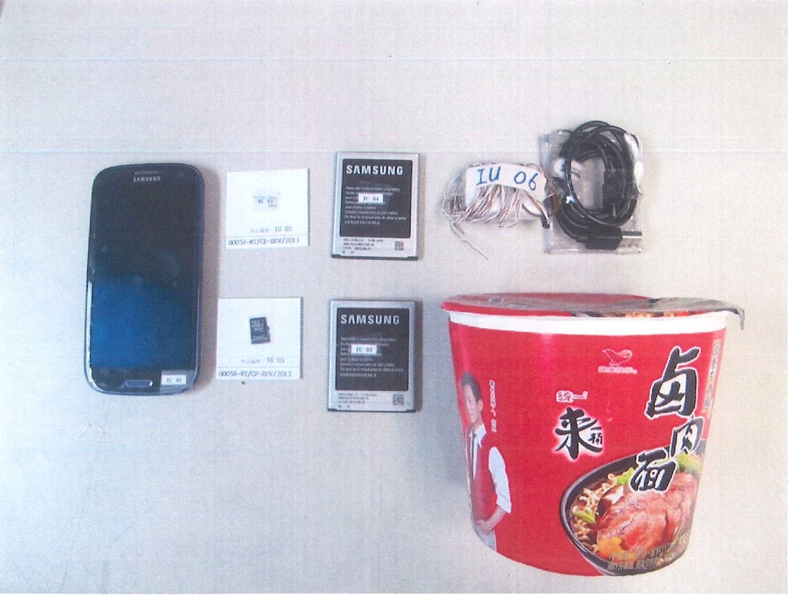 於監獄內搜獲的智能手提電話及相關匿藏道具