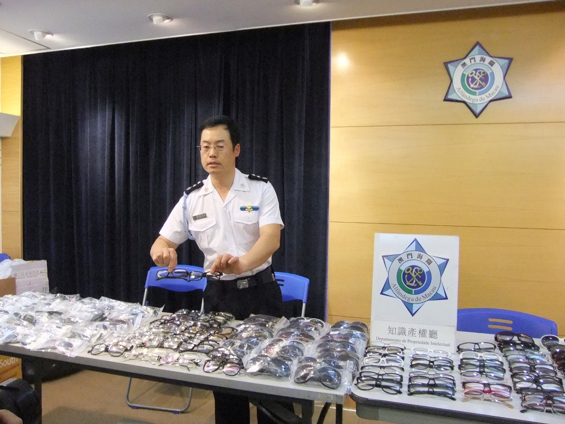 海關發言人展示案中查扣的真、假眼鏡