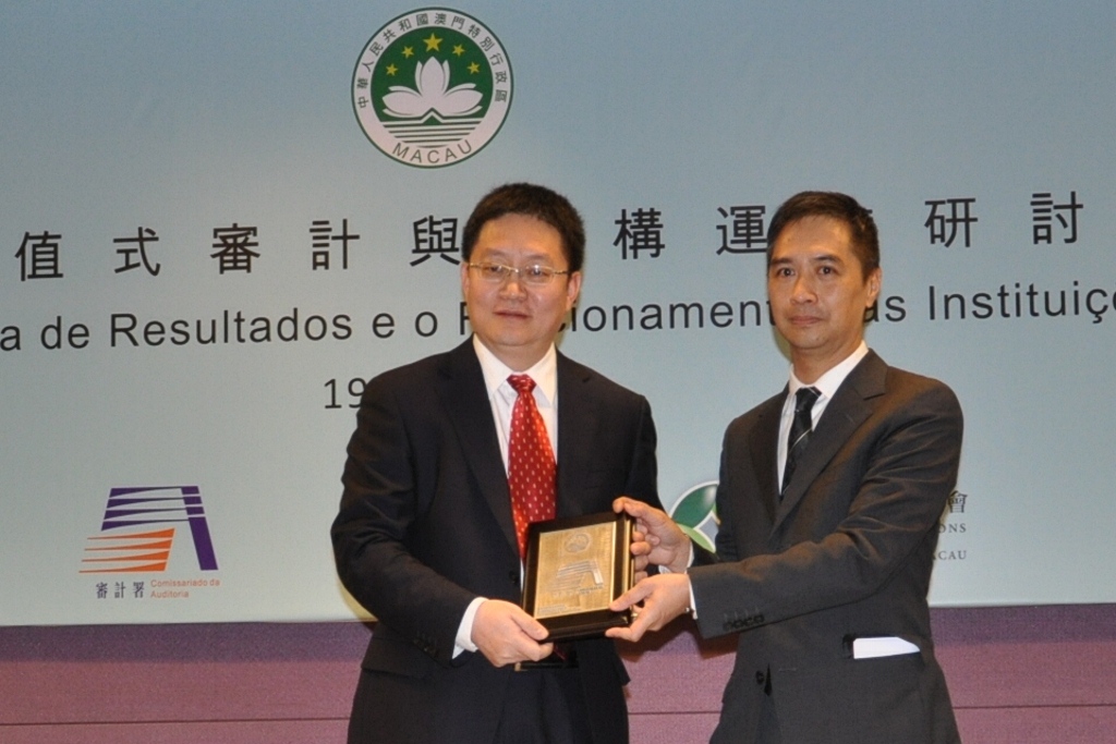 何永安向國家審計署行政事業司常利副司長致送紀念品