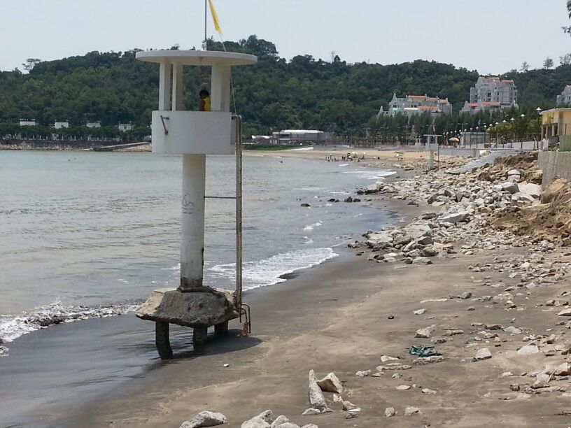 海沙早前因颱風關係嚴重流失，瞭望台地基曾露出沙面