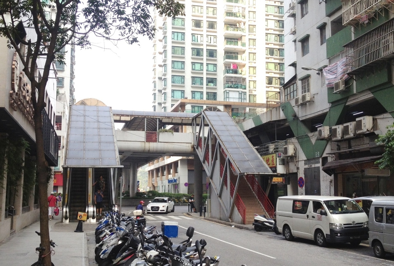 施工期間行人天橋將封閉，市民請取道附近的臨時斑馬線