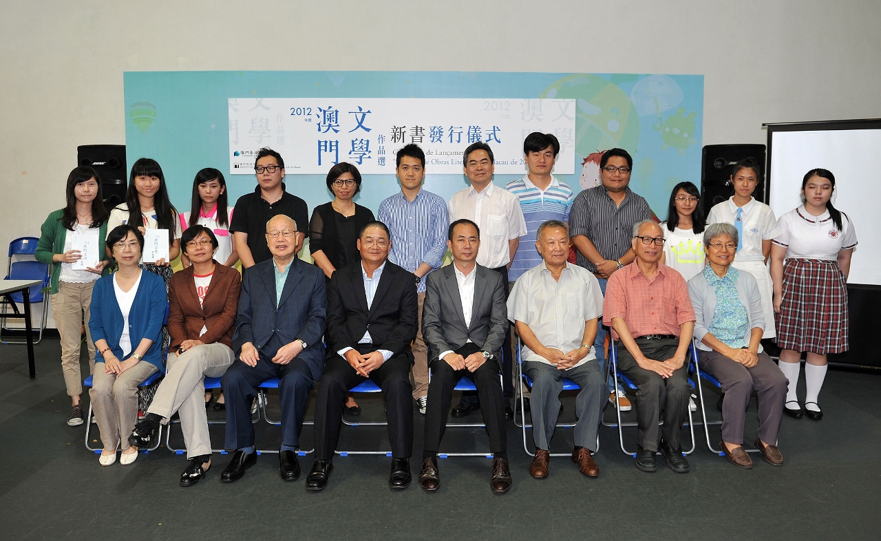 主辦單位向六位“中學生讀後感徵文比賽”獲獎者贈書