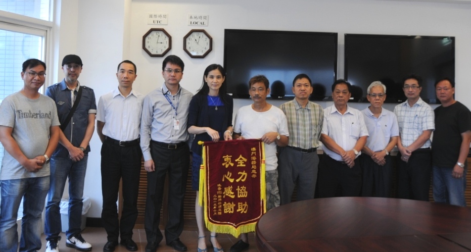 漁船船主致贈錦旗予海事及水務局