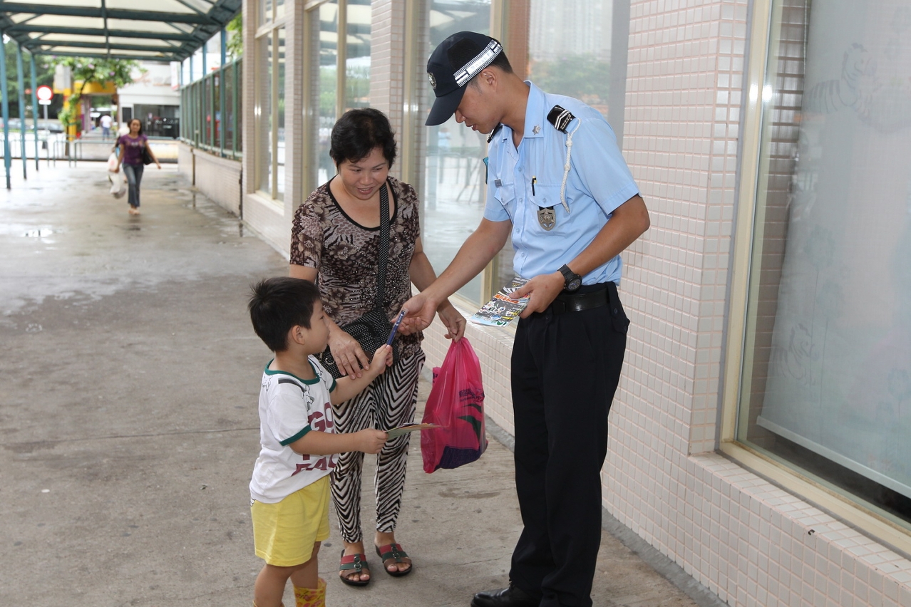 向市民派發道路安全守則宣傳單張