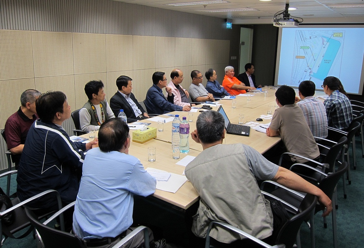 交通事務局聯同運建辦介紹機場北面停車場臨時上落客區的設置安排