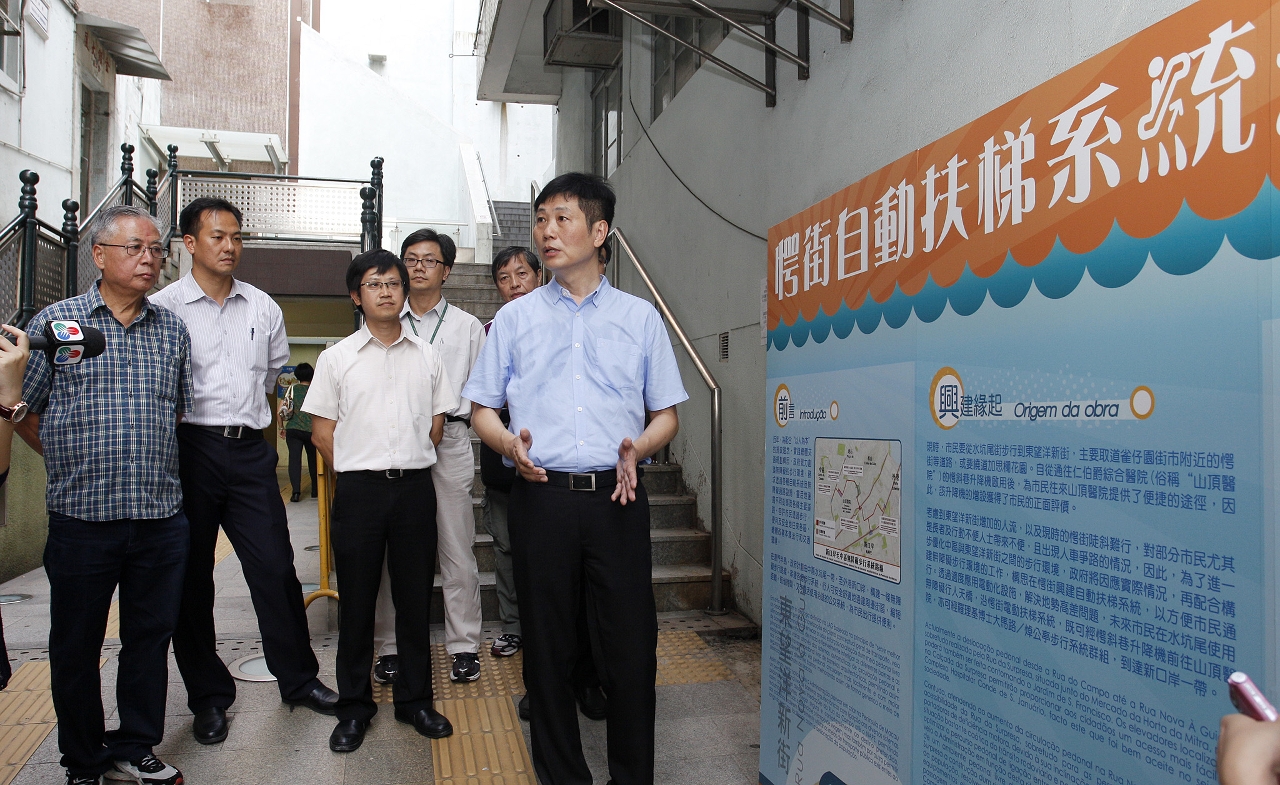 土地工務運輸局及交通事務局於愕斜巷置放展板，供市民進一步了解愕街自動扶梯系統。