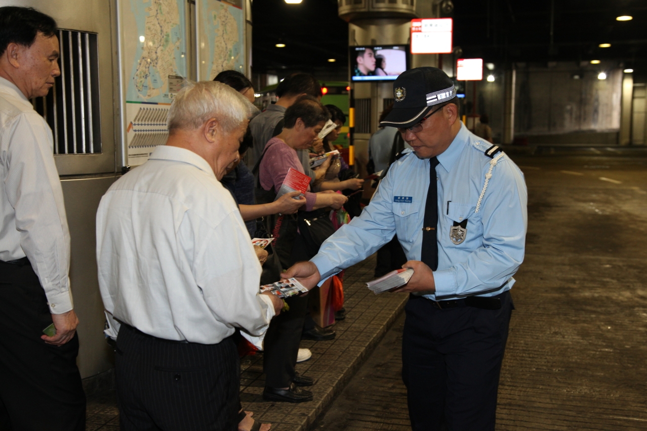 警方到關閘巴士總站派發防扒宣傳單張