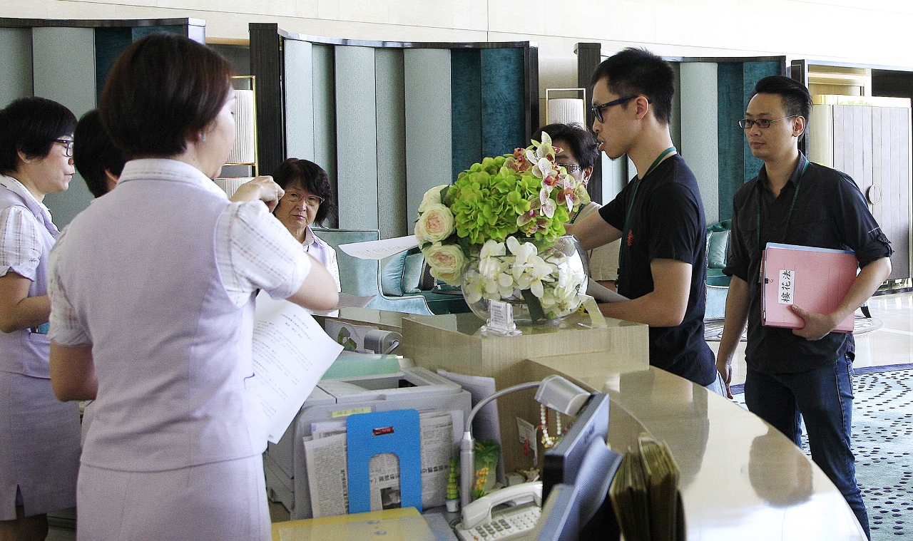 稽查人員到發展商售樓處巡查，並派發“樓花法”資料