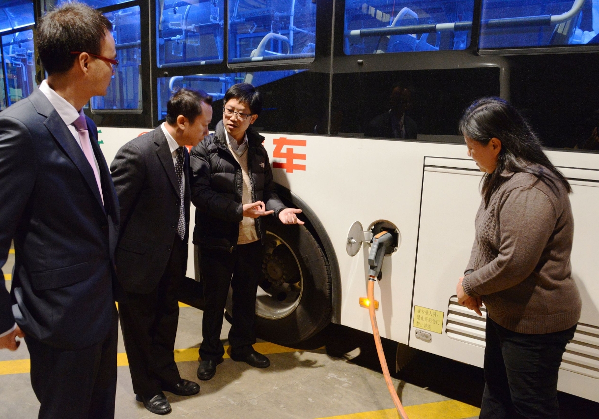 (右起)黃蔓葒、鄺偉卓向研究單位代表了解電動車充電情況