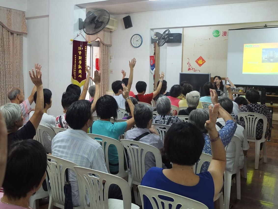 出席廉潔選舉講座的市民踴躍發表意見