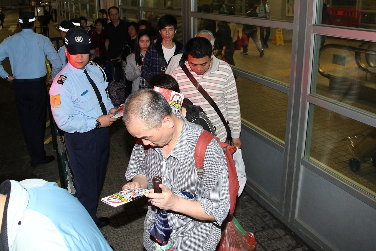 治安警向市民旅客宣傳巴士防扒
