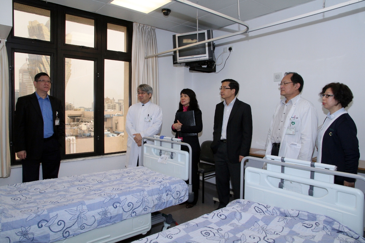 衛生局應變小組成員巡視隔離病房