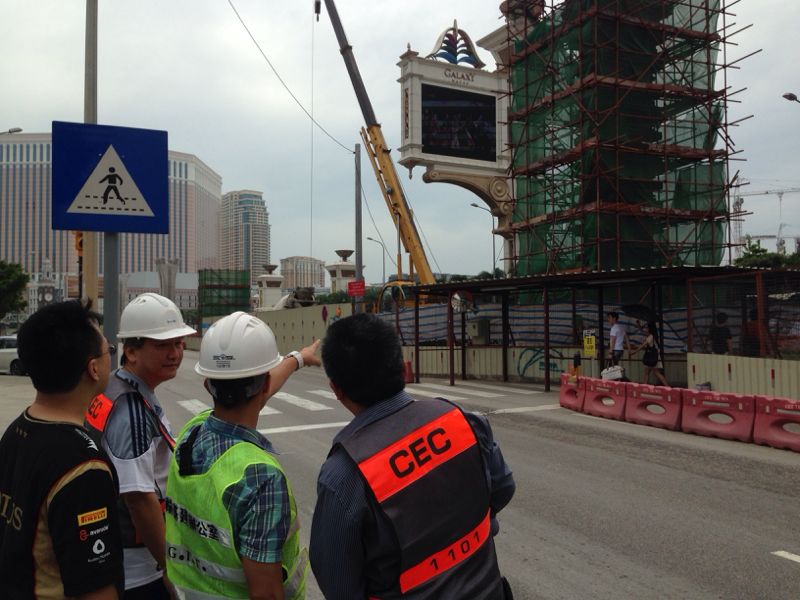 運建辦工程師指示承建人員放下起吊機械