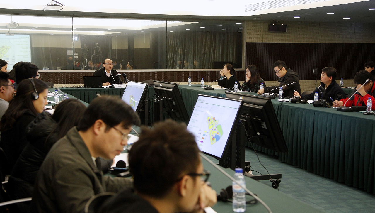 土地工務運輸局城市規劃廳廳長劉榕向傳媒介紹“氹仔北區都市化整治計劃修訂”。